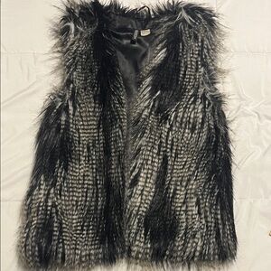 Divided H&M Faux Fur Vest in Black and Gray